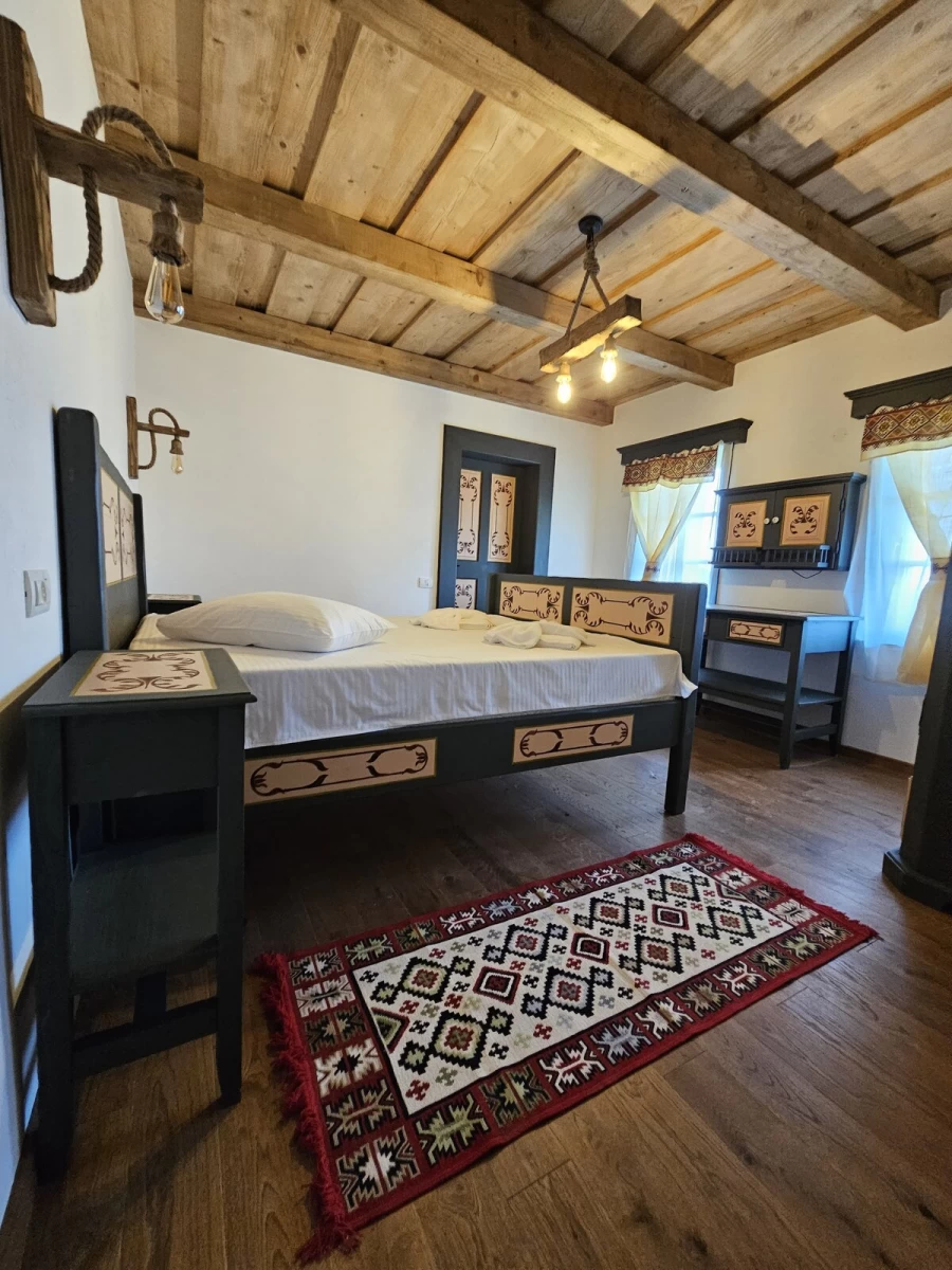https://www.travlocals.com/uploads/0010/10143/2025/05/02/432cb474-6d8c-4097-8aef-b8e0229b3b0c.webp