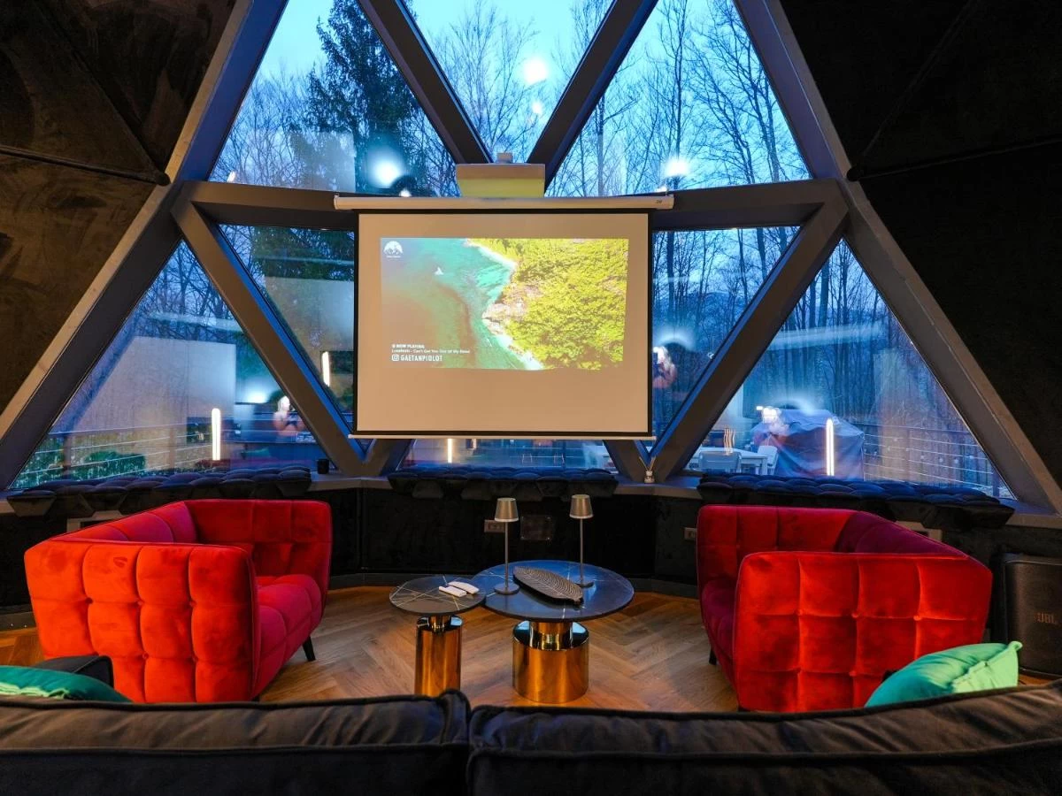 https://www.travlocals.com/uploads/0010/10145/2025/04/24/671589041.webp