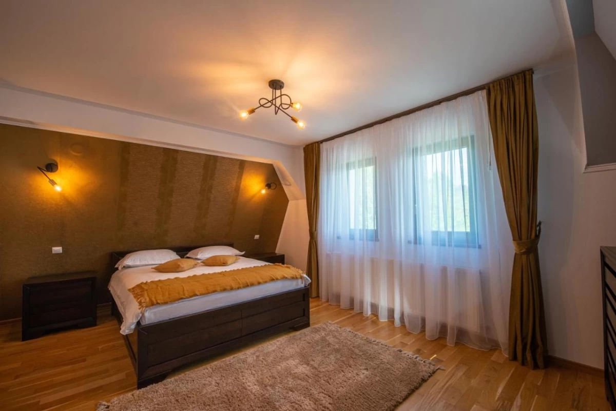 https://www.travlocals.com/uploads/0010/10161/2025/05/02/257625668.webp