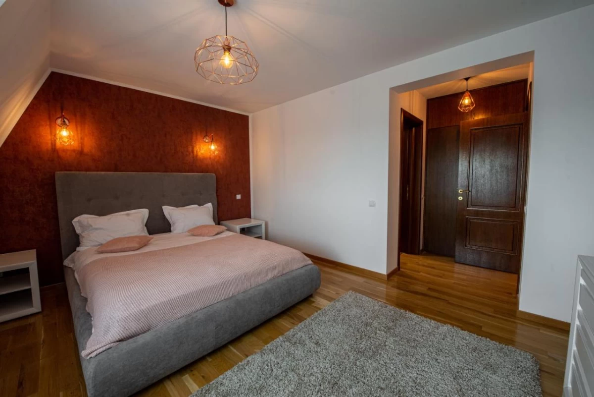https://www.travlocals.com/uploads/0010/10161/2025/05/02/257625785.webp