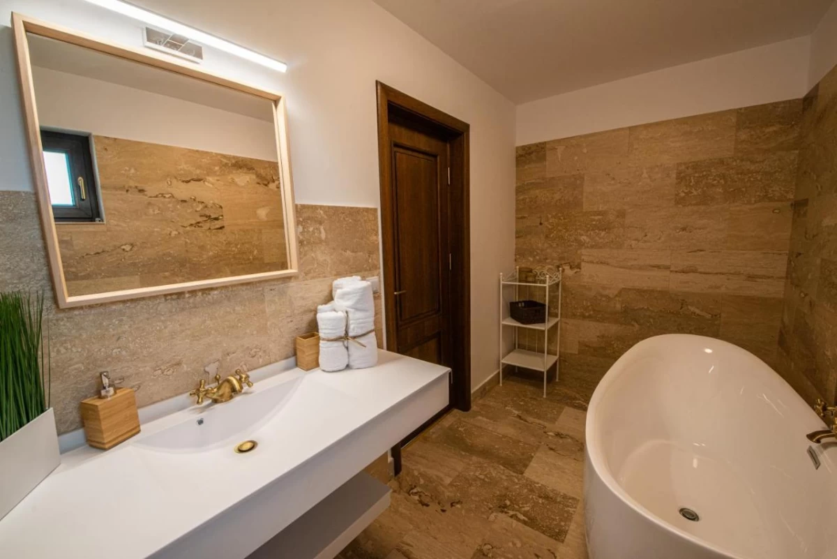 https://www.travlocals.com/uploads/0010/10161/2025/05/02/257625919.webp