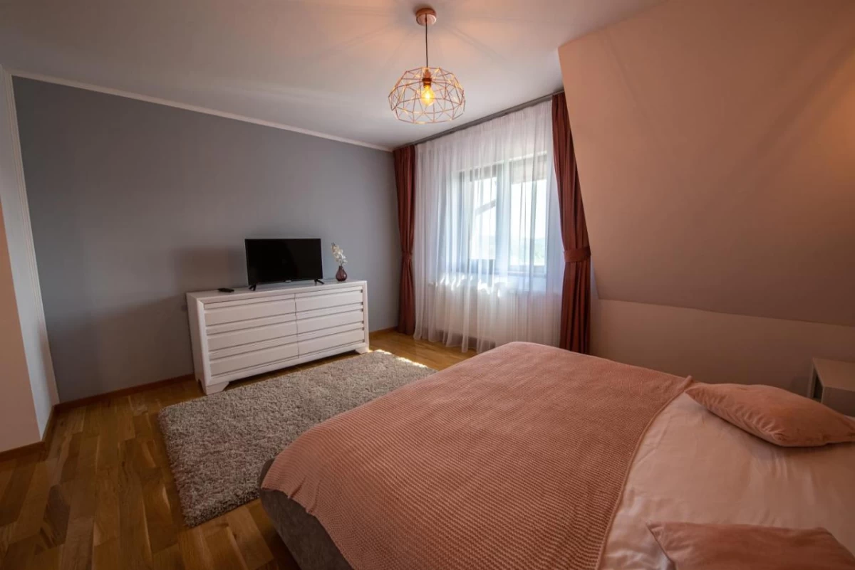 https://www.travlocals.com/uploads/0010/10161/2025/05/02/257625935.webp