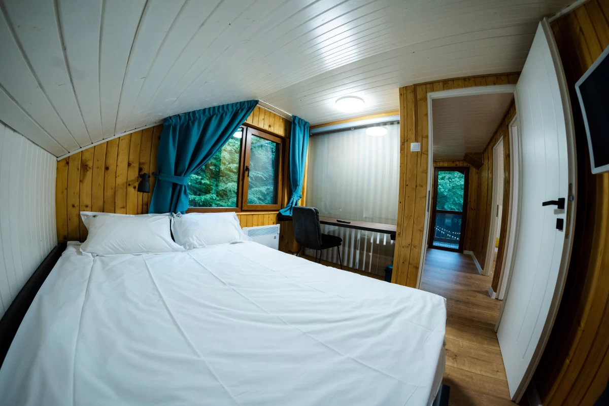 https://www.travlocals.com/uploads/0010/10184/2025/05/23/cxc-1496.webp