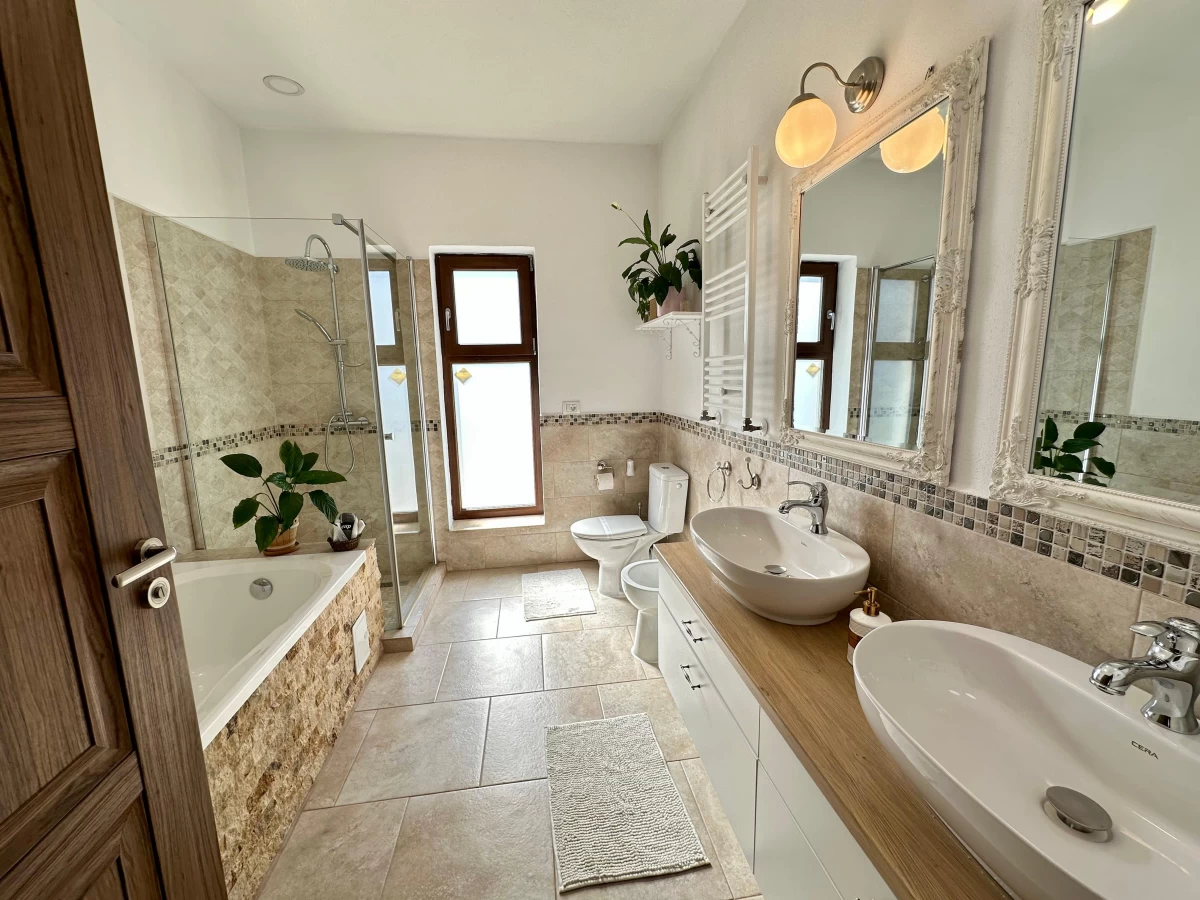 https://www.travlocals.com/uploads/0010/10189/2025/07/25/1.webp