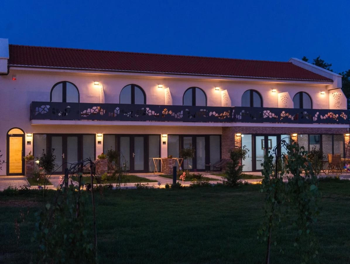 https://www.travlocals.com/uploads/0010/10227/2025/06/03/262330933.webp
