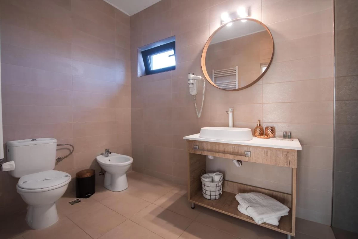 https://www.travlocals.com/uploads/0010/10227/2025/06/03/262335390.webp