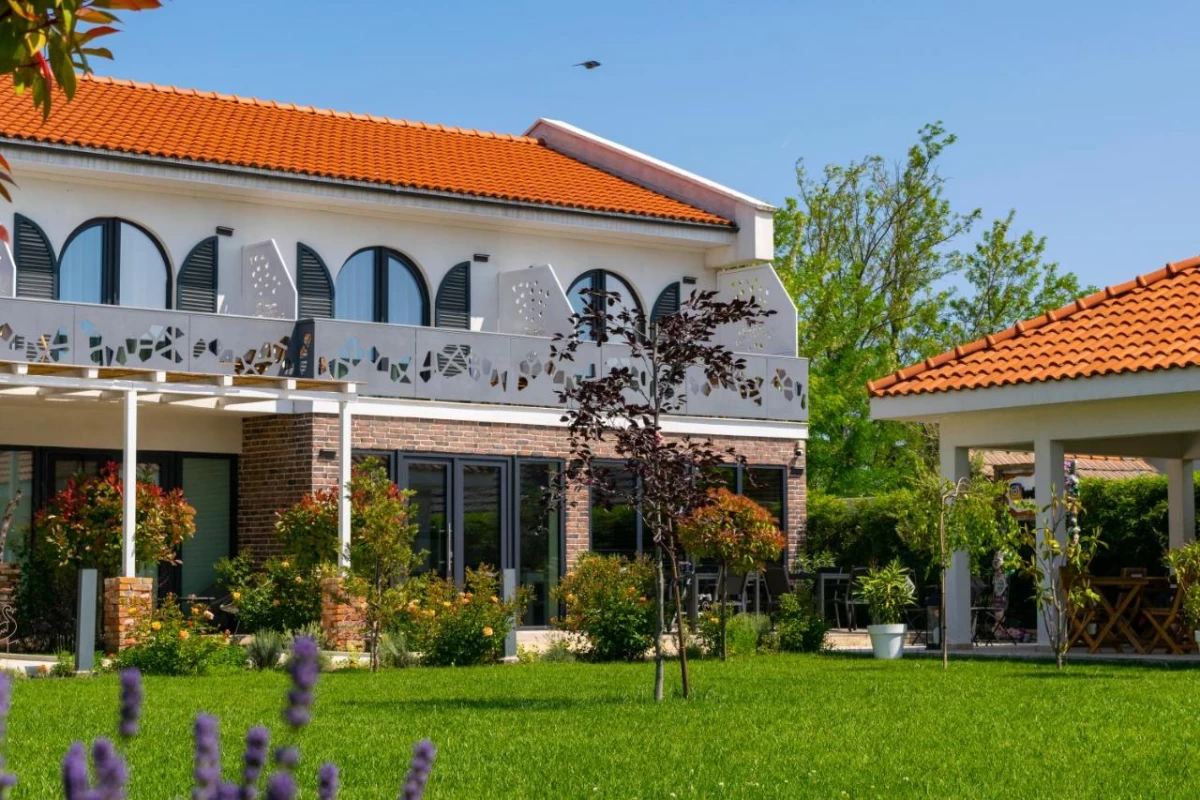 https://www.travlocals.com/uploads/0010/10227/2025/06/03/465762042.webp