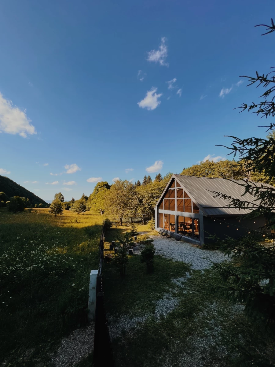 https://www.travlocals.com/uploads/0010/10234/2025/06/06/photo-22062022-18-12-51.webp