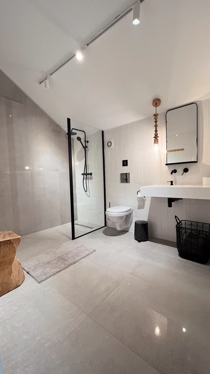 https://www.travlocals.com/uploads/0010/10234/2025/06/06/photo-29112022-11-31-33.webp