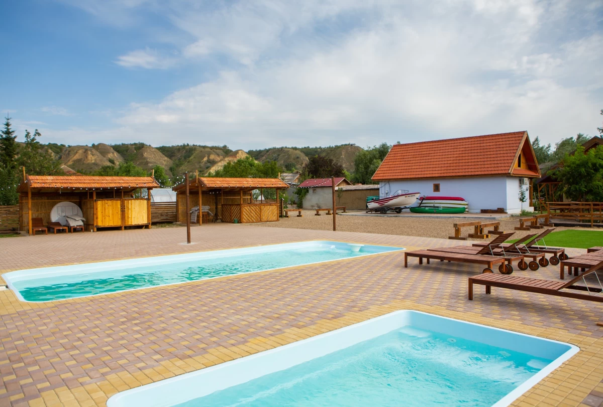 https://www.travlocals.com/uploads/0010/10239/2025/06/09/368190852-10225982694048298-5730362530649471207-n.webp
