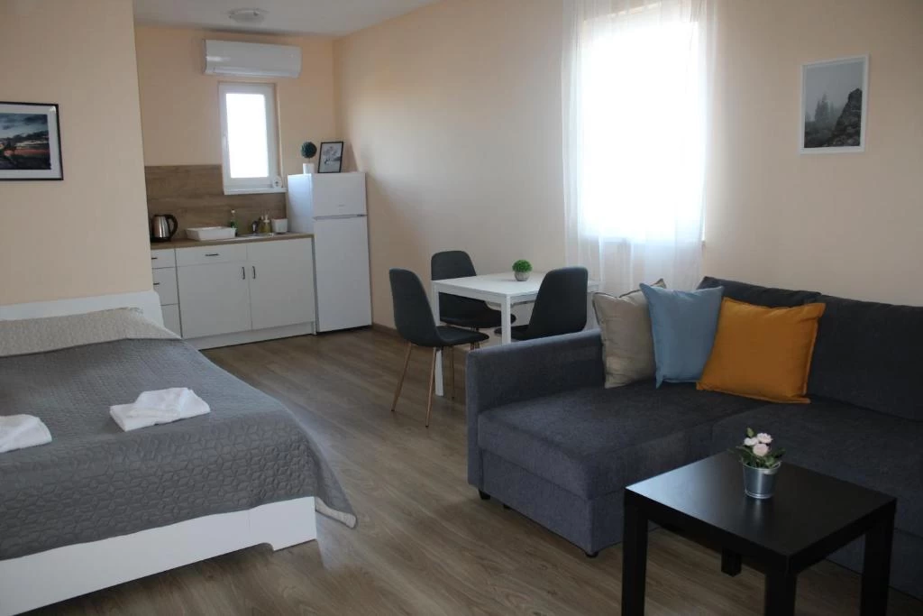 https://www.travlocals.com/uploads/0010/10256/2025/06/19/464074507.webp