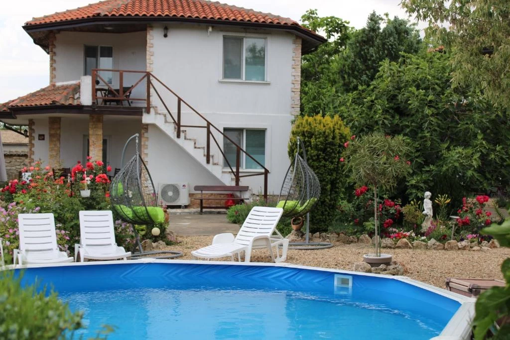 https://www.travlocals.com/uploads/0010/10256/2025/06/19/470867853.webp