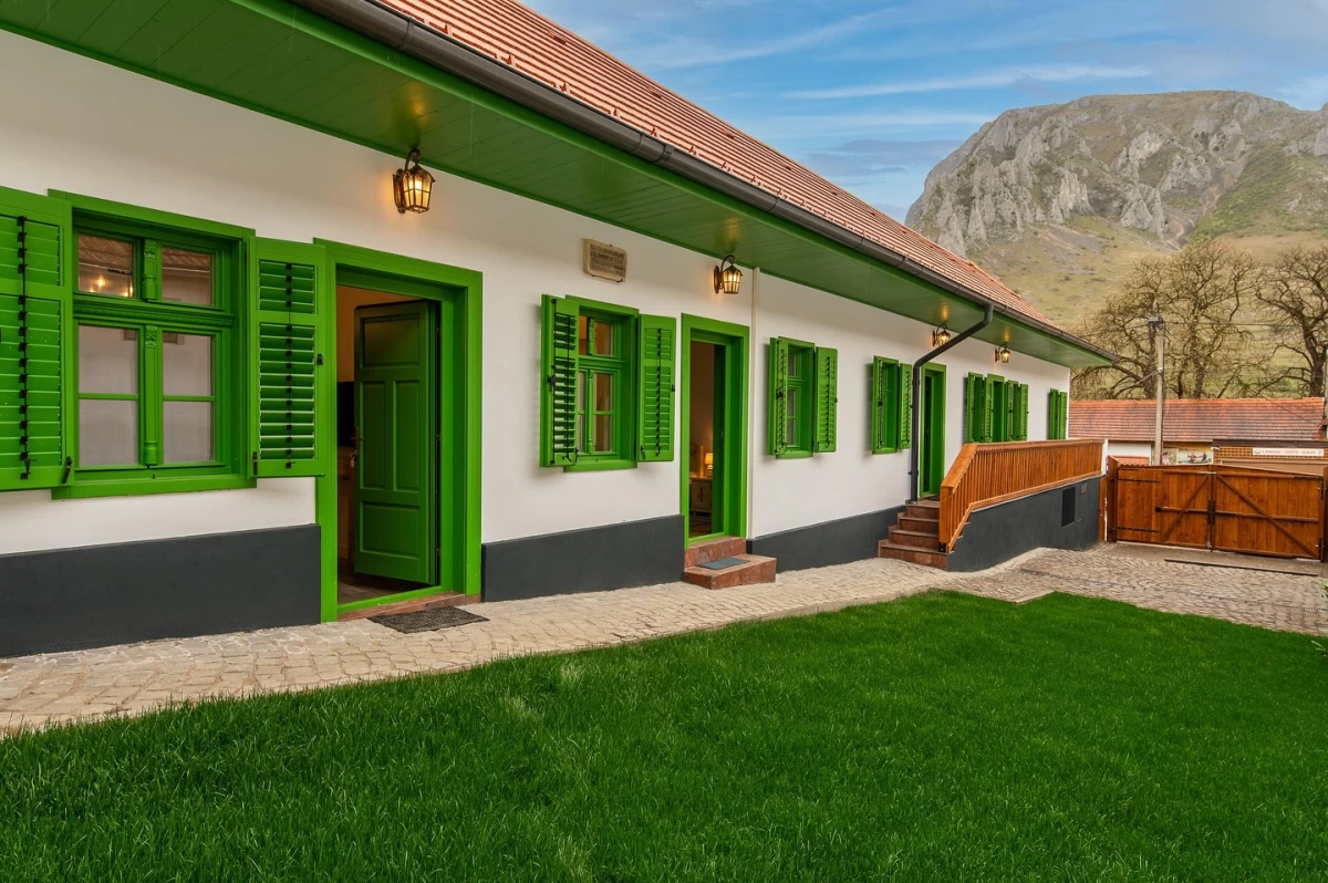 https://www.travlocals.com/uploads/0010/10306/2025/07/25/504512915-17905402479186916-3393930225155063789-n.webp