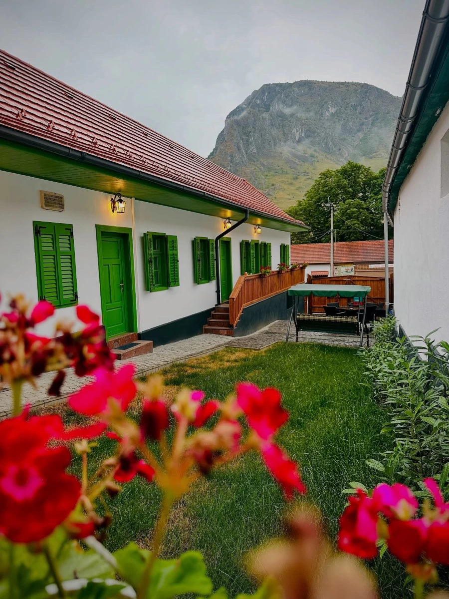 https://www.travlocals.com/uploads/0010/10306/2025/07/25/520142980-17908729662186916-8411112081717576494-n.webp