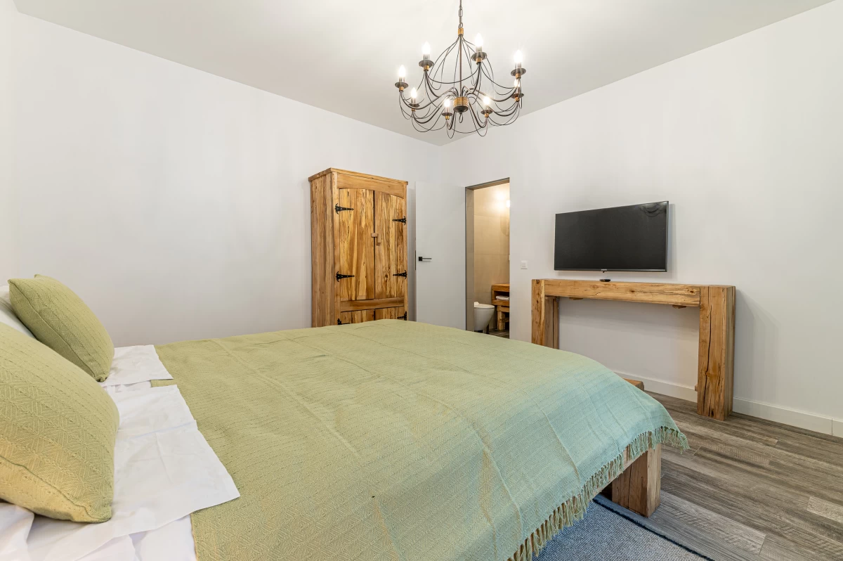 https://www.travlocals.com/uploads/0010/10306/2025/07/25/casa-weiss-0046.webp