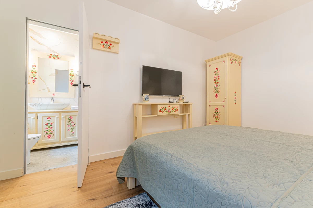 https://www.travlocals.com/uploads/0010/10306/2025/07/25/casa-weiss-0062.webp