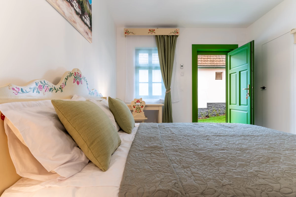 https://www.travlocals.com/uploads/0010/10306/2025/07/25/casa-weiss-0064.webp