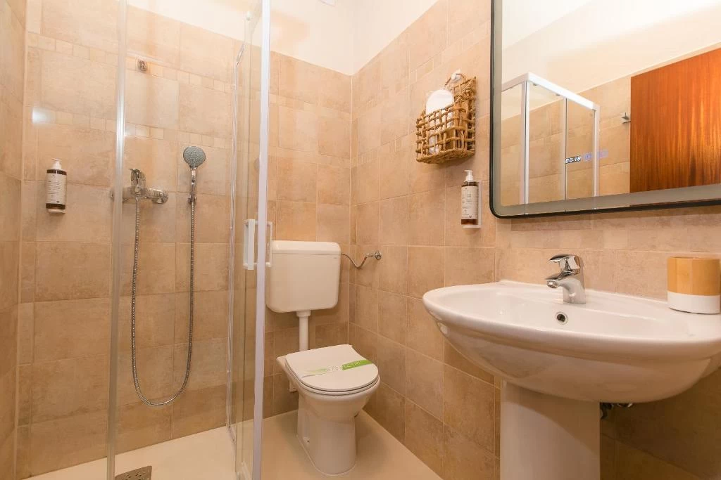 https://www.travlocals.com/uploads/0010/10334/2025/07/17/711031832.webp