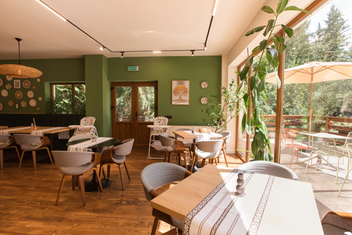 https://www.travlocals.com/uploads/0010/10334/2025/07/17/restaurant-13.webp