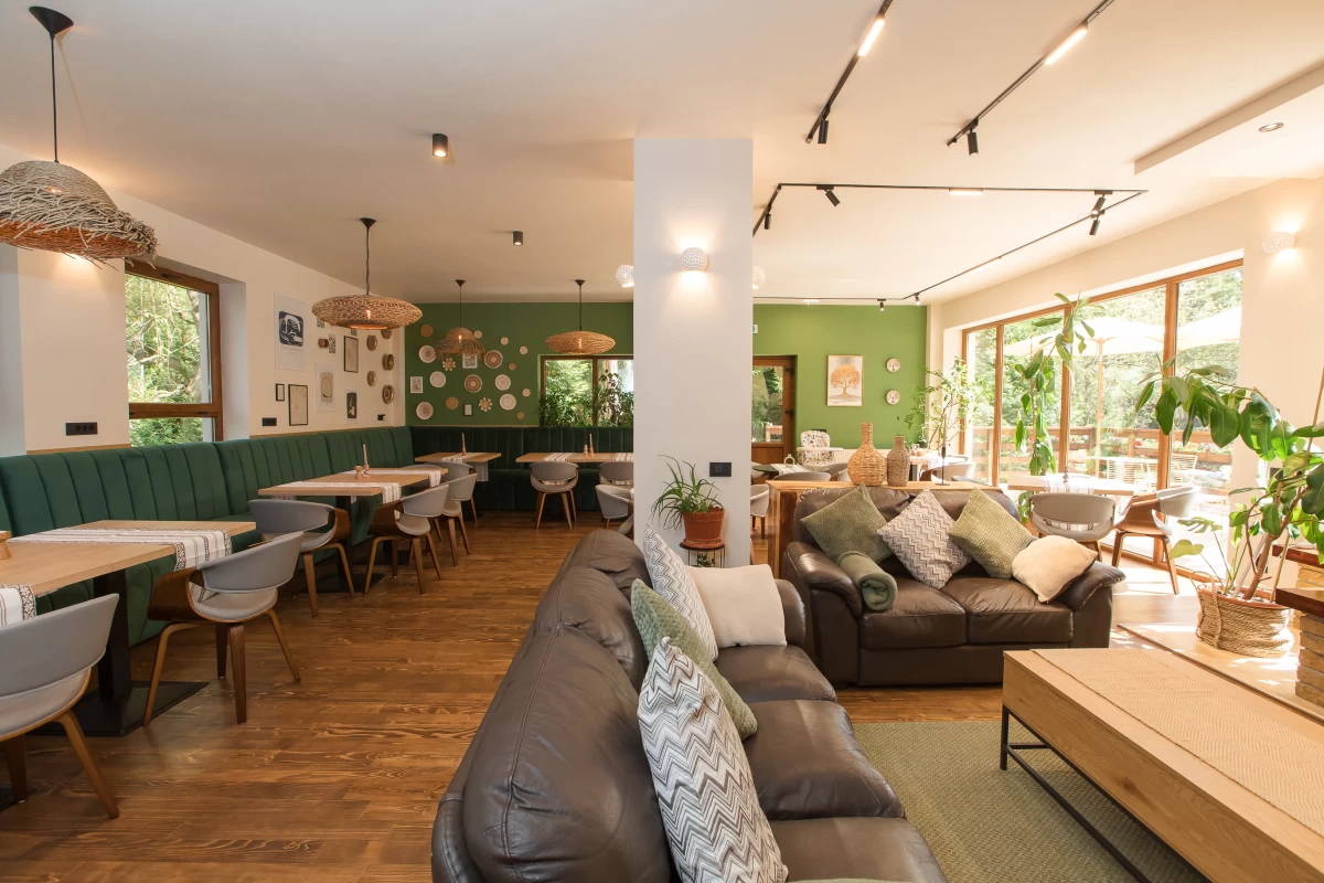 https://www.travlocals.com/uploads/0010/10334/2025/07/17/restaurant-7.webp
