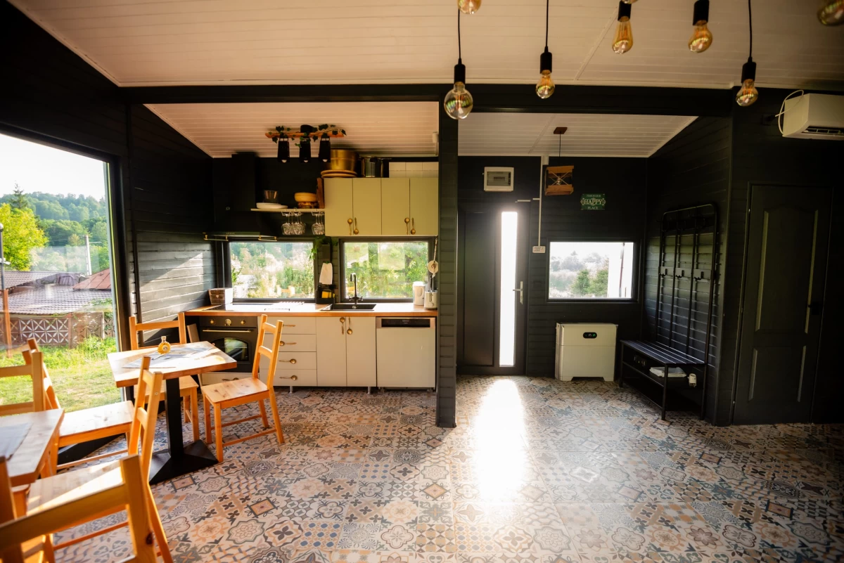 https://www.travlocals.com/uploads/0010/10368/2025/07/29/bucataria-30-scaled.webp