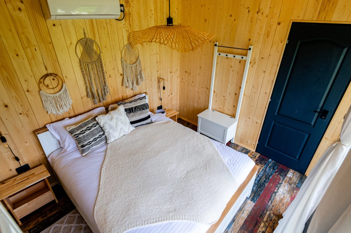 https://www.travlocals.com/uploads/0010/10368/2025/07/29/cozy-hill-15-scaled.webp
