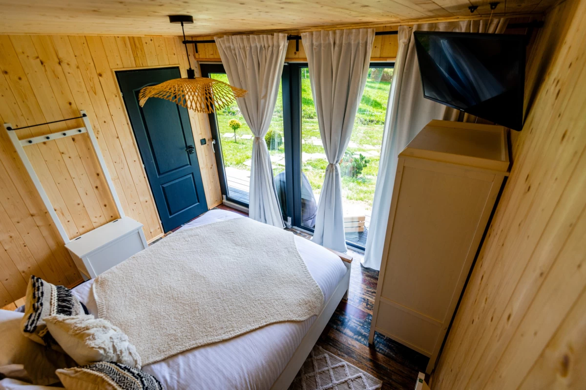 https://www.travlocals.com/uploads/0010/10368/2025/07/29/cozy-hill-16-scaled.webp