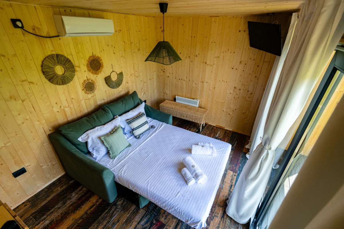 https://www.travlocals.com/uploads/0010/10368/2025/07/29/cozy-hill-72-scaled.webp