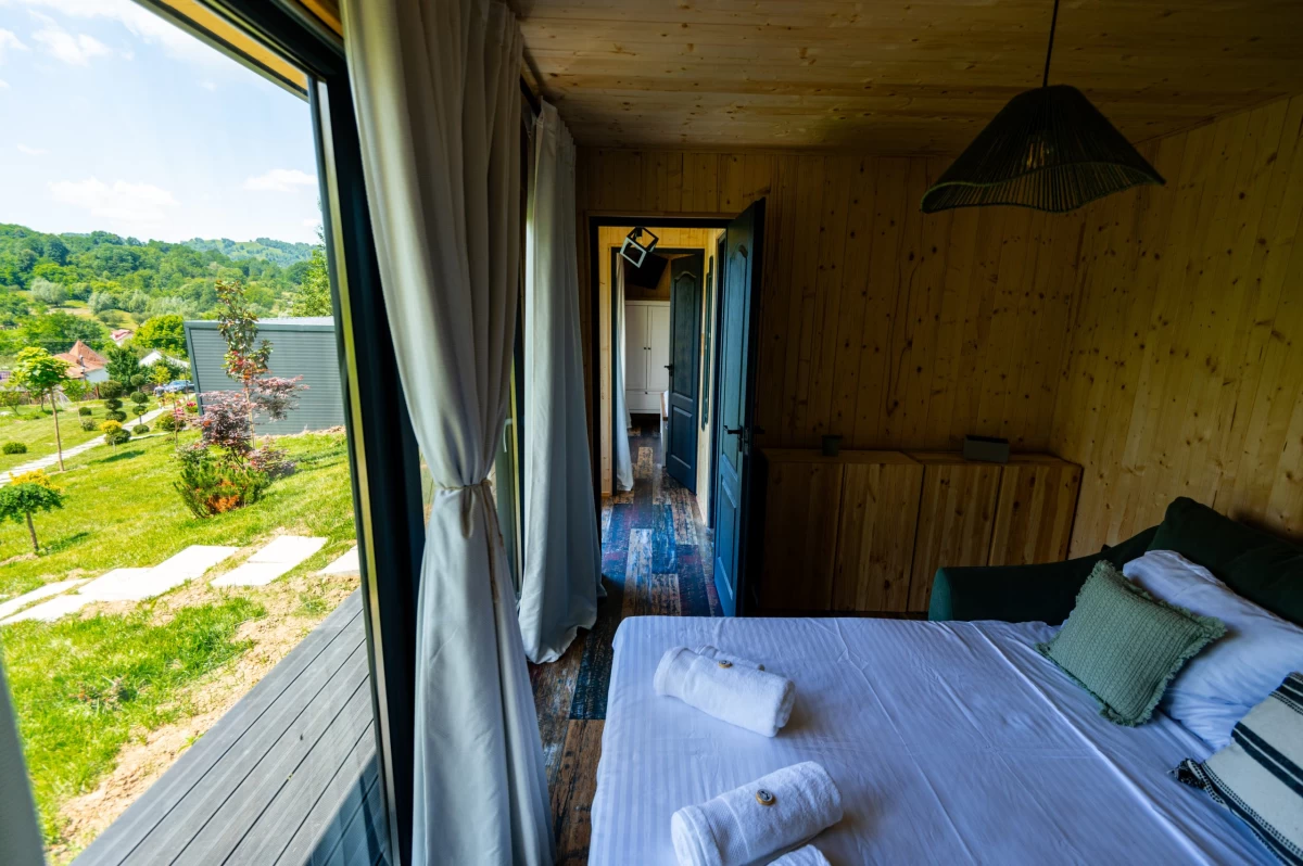 https://www.travlocals.com/uploads/0010/10368/2025/07/29/cozy-hill-78-scaled.webp