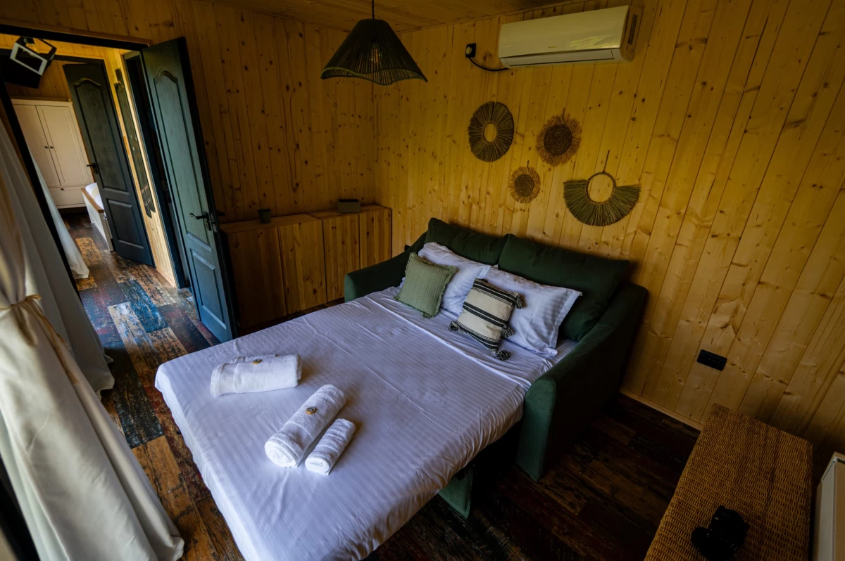 https://www.travlocals.com/uploads/0010/10368/2025/07/29/cozy-hill-80-scaled.webp