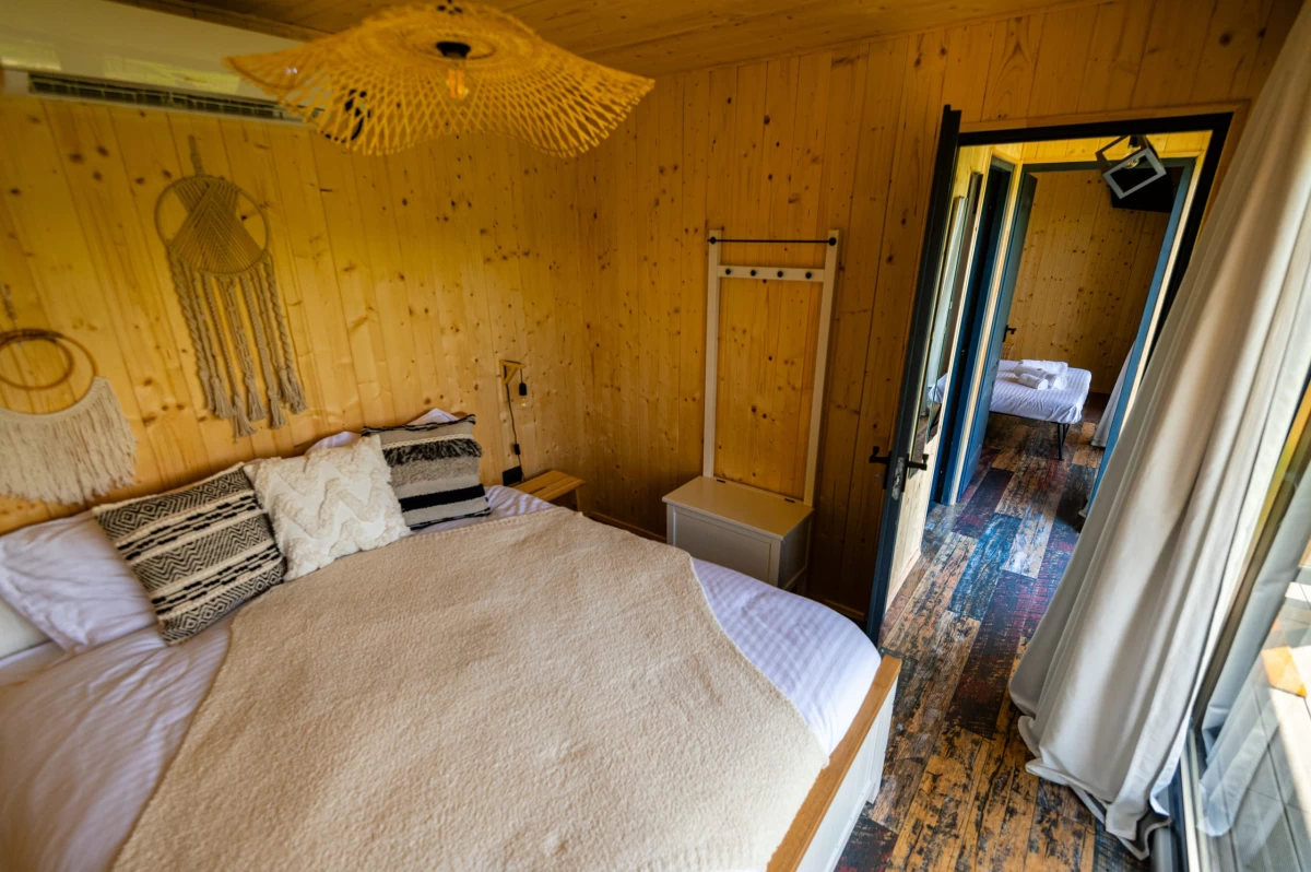 https://www.travlocals.com/uploads/0010/10368/2025/07/29/cozy-hill-82-scaled.webp