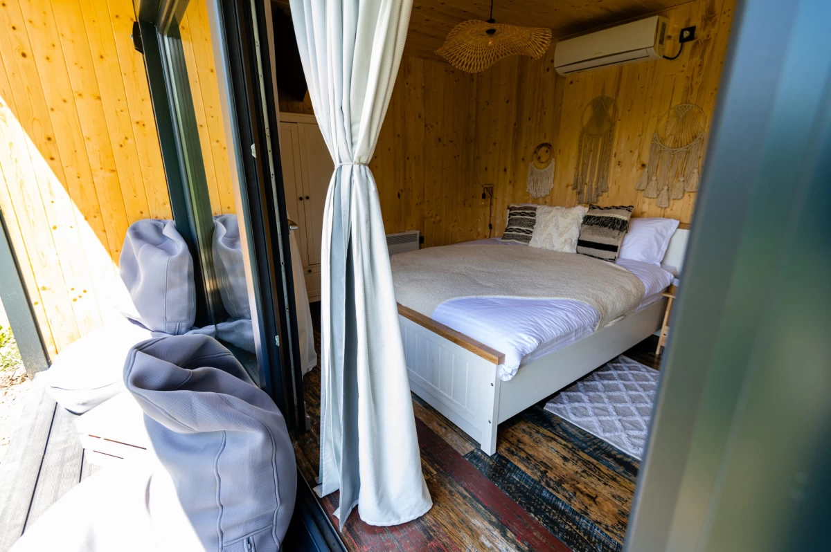 https://www.travlocals.com/uploads/0010/10368/2025/07/29/cozy-hill-92-scaled.webp