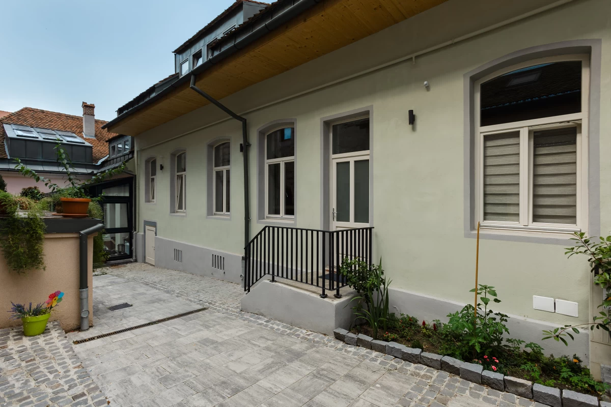 https://www.travlocals.com/uploads/0010/10377/2025/07/30/castelului-66-brasov-a3-foto-dan-malureanu-0004.webp