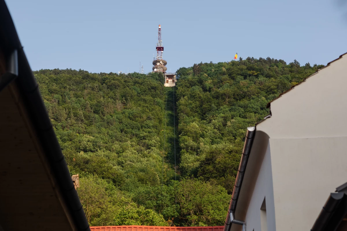 https://www.travlocals.com/uploads/0010/10377/2025/07/30/castelului-66-brasov-a3-foto-dan-malureanu-0008.webp
