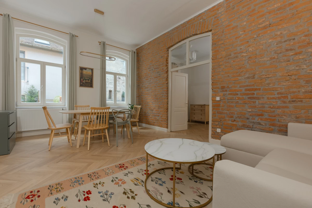 https://www.travlocals.com/uploads/0010/10377/2025/07/30/castelului-66-brasov-a3-foto-dan-malureanu-0022.webp