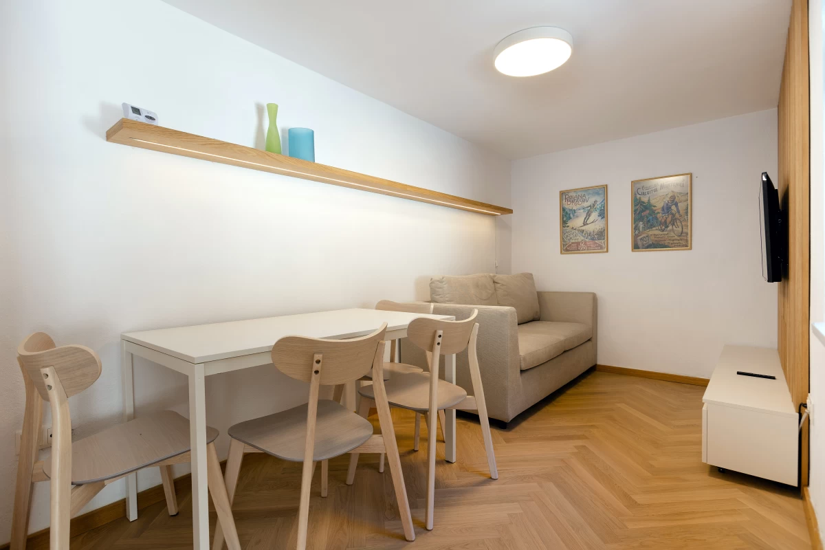 https://www.travlocals.com/uploads/0010/10377/2025/07/30/castelului-66-brasov-casa-mica-foto-dan-malureanu-0004.webp