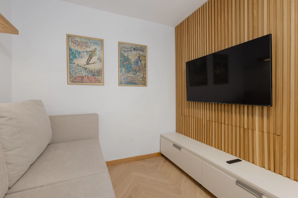 https://www.travlocals.com/uploads/0010/10377/2025/07/30/castelului-66-brasov-casa-mica-foto-dan-malureanu-0005.webp