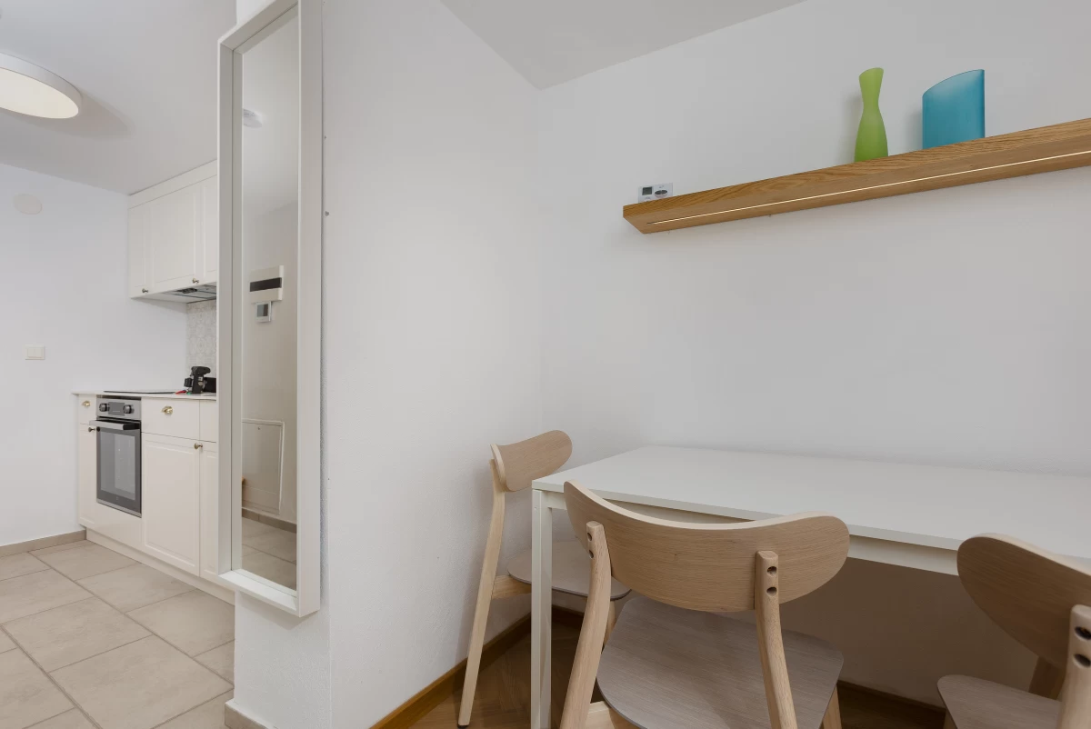 https://www.travlocals.com/uploads/0010/10377/2025/07/30/castelului-66-brasov-casa-mica-foto-dan-malureanu-0007.webp