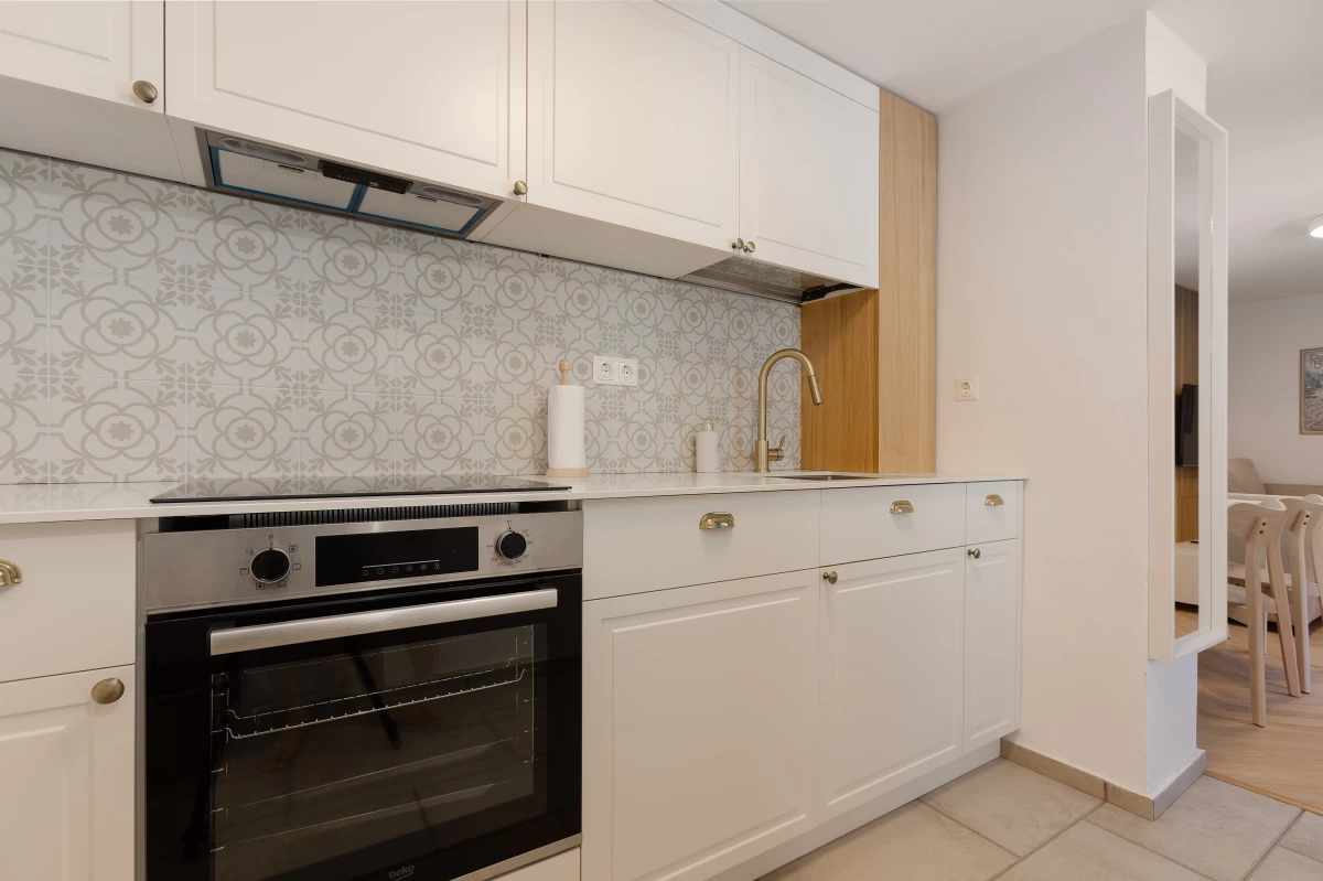 https://www.travlocals.com/uploads/0010/10377/2025/07/30/castelului-66-brasov-casa-mica-foto-dan-malureanu-0009.webp