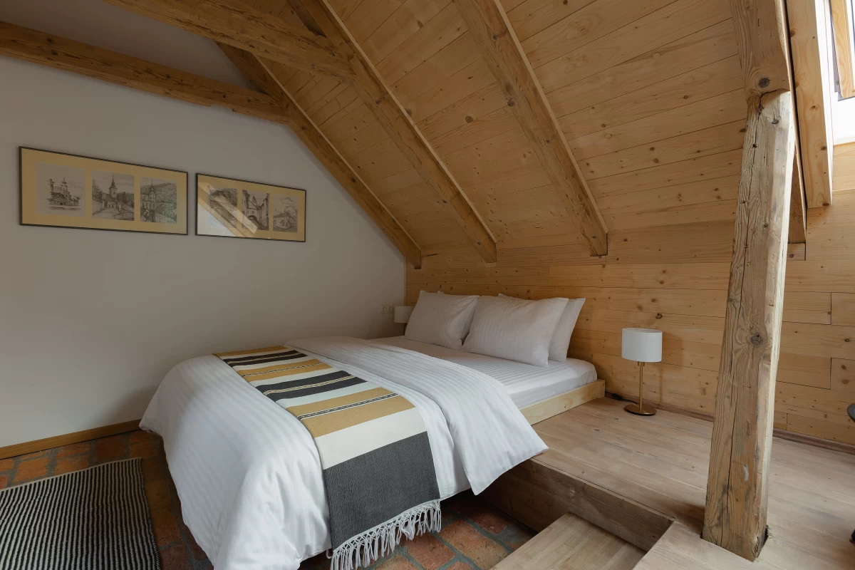 https://www.travlocals.com/uploads/0010/10377/2025/07/30/castelului-66-brasov-mansarda-1-foto-dan-malureanu-0025.webp