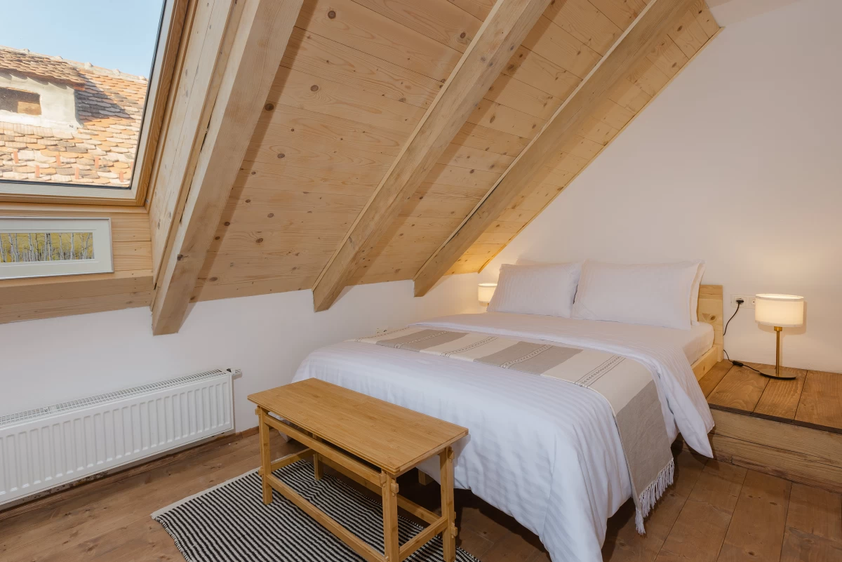 https://www.travlocals.com/uploads/0010/10377/2025/07/30/castelului-66-brasov-mansarda-1-foto-dan-malureanu-0044.webp