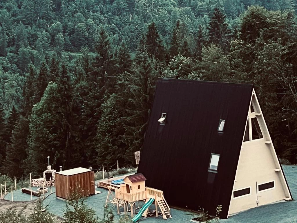 Cabana KayLuna – Mountain Chalet with jacuzzi and sauna, near Scărișoara Cave