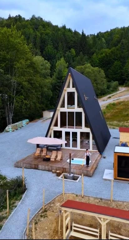 Cabana KayLuna – A-frame cu jacuzzi și saună, lângă Ghețarul Scărișoara