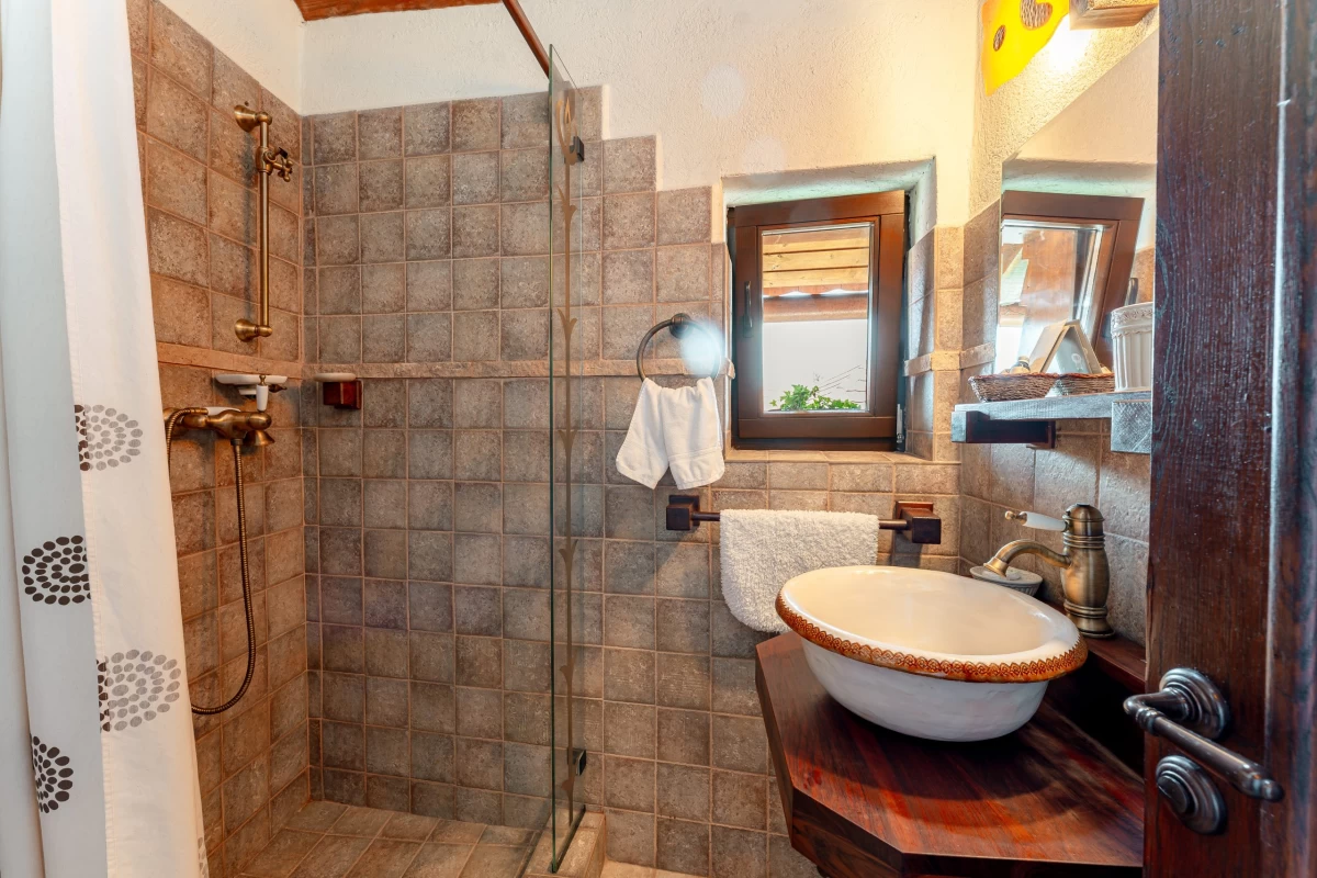 https://www.travlocals.com/uploads/0010/10421/2025/08/13/ddm06624-hdr-scaled.webp