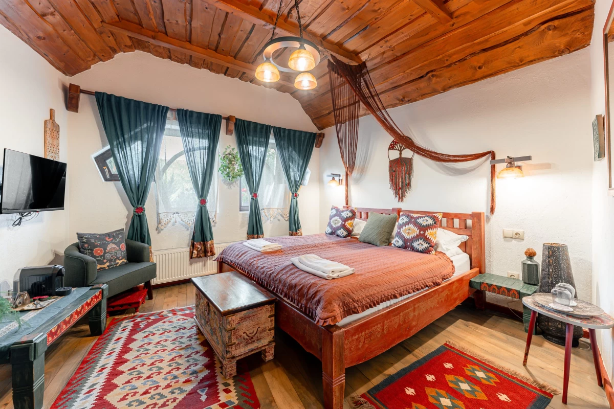 https://www.travlocals.com/uploads/0010/10421/2025/08/13/ddm08080-hdr-scaled.webp