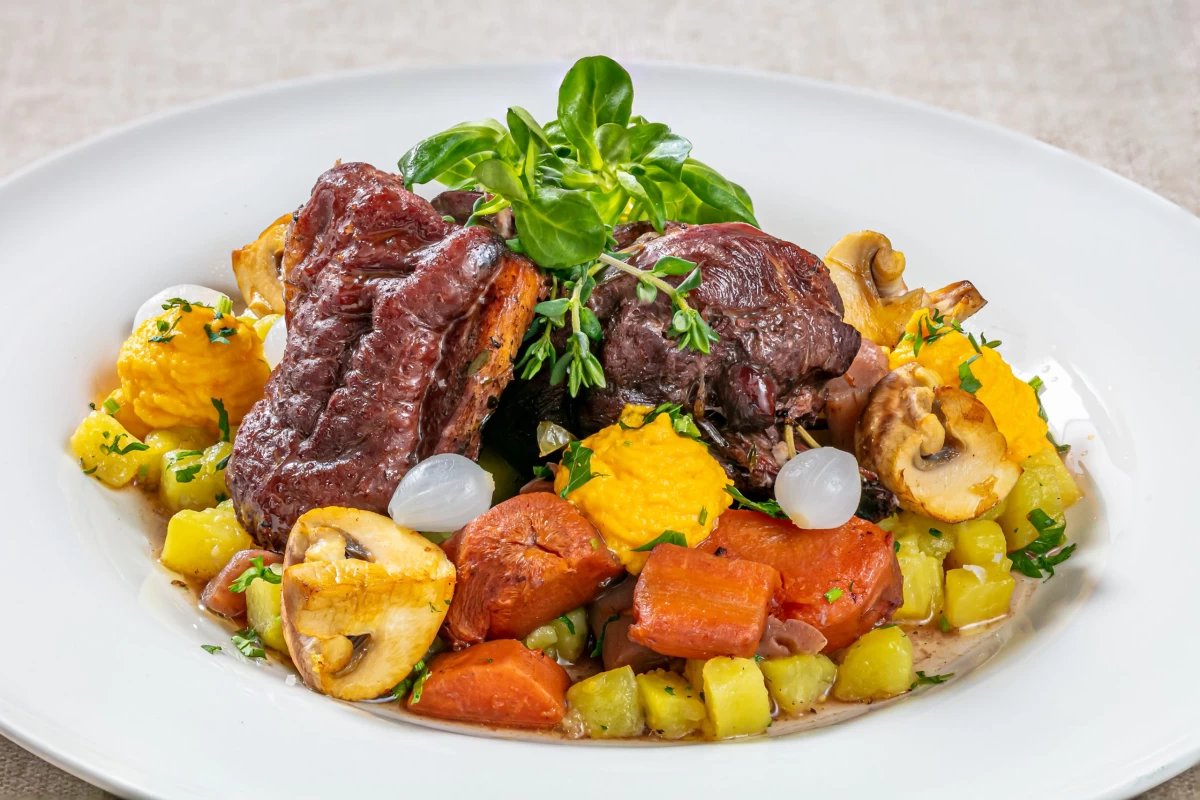 https://www.travlocals.com/uploads/0010/10421/2025/08/13/meander-food-1-of-1-scaled.webp