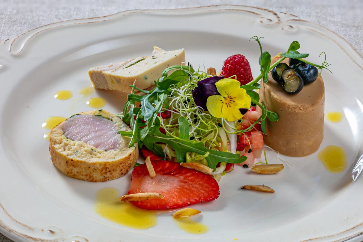 https://www.travlocals.com/uploads/0010/10421/2025/08/13/meander-food-1-of-6-scaled.webp