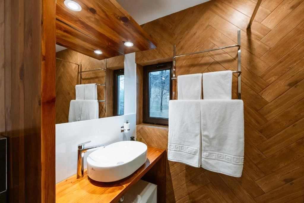 https://www.travlocals.com/uploads/0010/10428/2025/08/14/625718981.webp