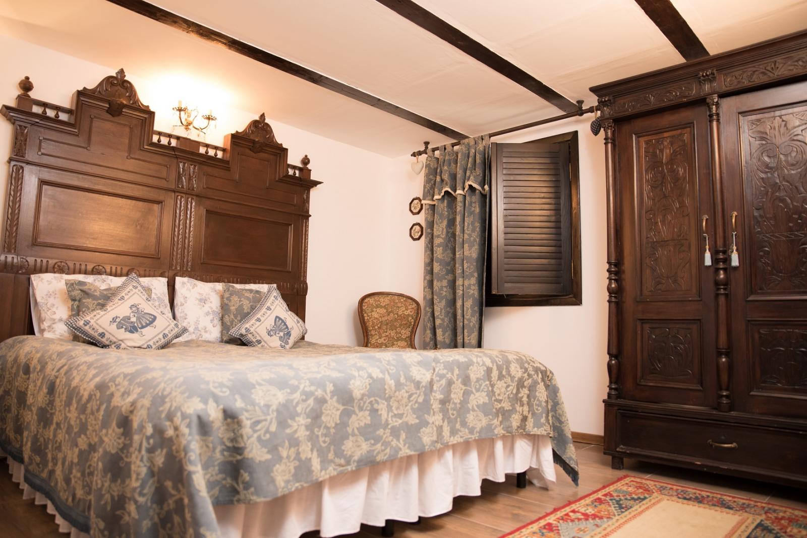 https://www.travlocals.com/uploads/2020/01/apartament-cherry-2.jpg