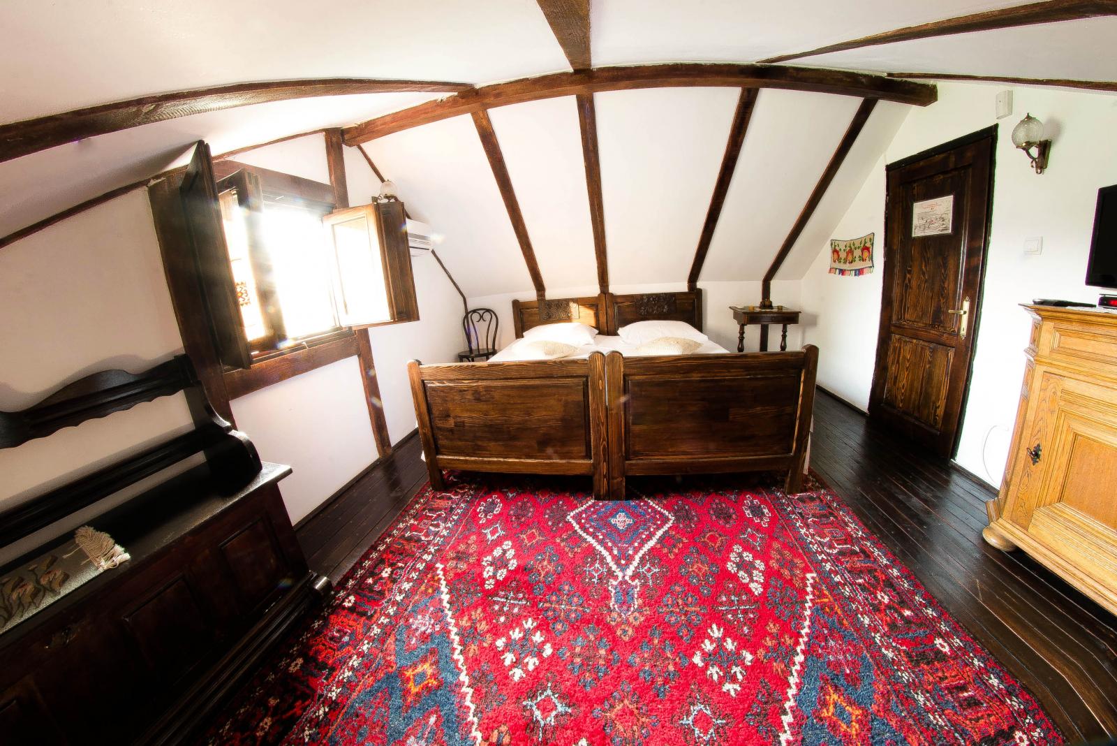 https://www.travlocals.com/uploads/2020/01/casa-veche-4.jpg